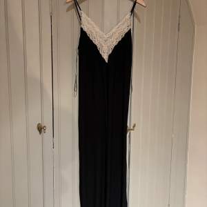 Superfin långklänning med spetsdetaljer och låg rygg😙😙jag är 164 och klänningen går ner till fötterna på mig!!