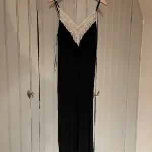 Superfin långklänning med spetsdetaljer och låg rygg😙😙jag är 164 och klänningen går ner till fötterna på mig!!