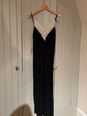Klänning - Superfin långklänning med spetsdetaljer och låg rygg😙😙jag är 164 och klänningen går ner till fötterna på mig!!