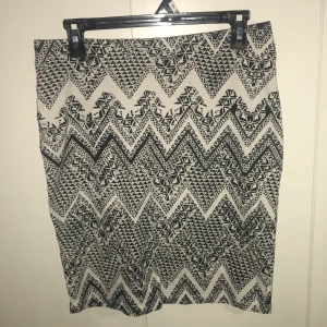 Kjol - Kjol i nyskick i storlek S från Kappahl i hög midja