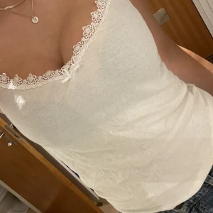 Vitt linne med spets - Jättesöt från Vero Moda med spets längst urringningen!😍