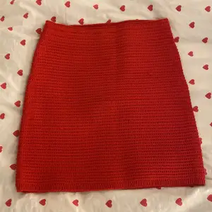 Superfin tajt stickad röd kjol från hm i storlek xs. Säljer då den inte kommer till användning längre. Den har lite defekter som syns på bilderna men annars är den i jättebra skick. Skriv priv för fler bilder, intresse och innan köp💞💞