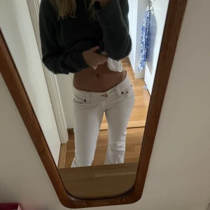 Vita Levi’s Jeans - Snyggaste vita jeansen från Levi’s!!! De är lågmidjade och bootcut med så fina fickor!  Skriv för fler bilder eller om du har frågor😘
