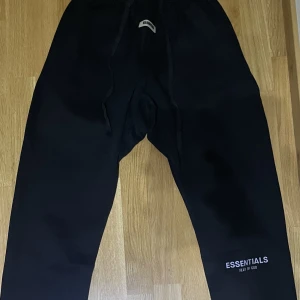 Essentials mjukisar  - Knappt använd, säljer för att den sitter tajt, Storlek L (rätt smả i storlek)