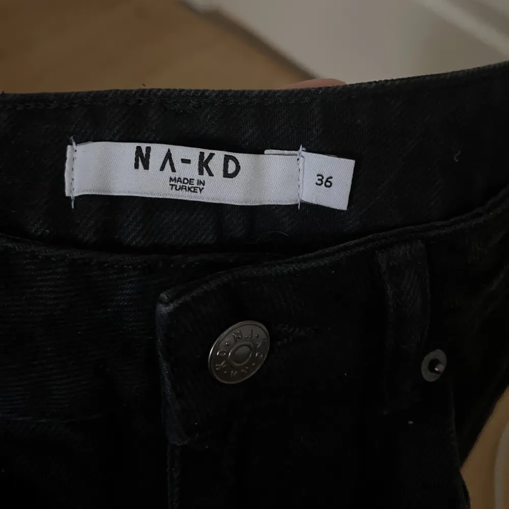 Distressed straight fit jeans från Nakd i storlek S! Aldrig använda. Nypris 439kr. Jeans & Byxor.