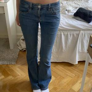 Så snygga jeans från Zalando men märket är STR. Jag är 170cm lång. 34cm om man räknar tvärsöver midjan men de är stretchiga.(tryck gärna på köp nu) 