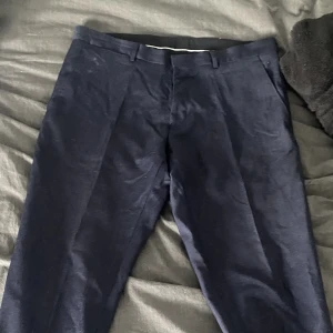 Kostymbyxor - Mörkblå kostymbyxor från whyred. Tillhör en kostym men går mika bra att använda ensamma som vanliga kostymbyxor.