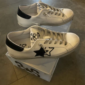 2Star skor - Hej! Säljer nu ett par 2Star skor eftersom att jag fick fel storlek då jag beställde. Köpte skorna för 1500kr ifrån Miinto. Skorna är inte ens testade då de är för små och är alltså 10/10 skick. (Skorna är ej smutsiga, det är så modellen ser ut) 