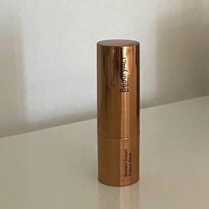 BeautyAct contour stick  - Säljer en contour stick från BeautyAct by kicks som är använd Max 3 gånger och är köpt den 5/11, säljer då den är för mörk för mig! 🩷 (org.pris 199kr)