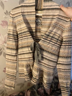 Odd Molly kofta - En välbevarad Odd Molly kofta med fina mönster på. Inga defekter förutom lite knopprigt under ena sidan av armen men syns knappt o gå o ta bort det lilla. Men den är knappt använd o välvårdad förvarard klädpåse upphängd garderob, stl 3=M/L