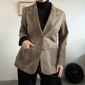 Kall beige vintage skinnjacka - Strl: 42 (vintage storlek, motsvarar S) Mått: axelbredd: 45cm, längd: 68cm  Material: äkta läder  Modell: klassisk, smått figursydd Märke: philosophy blues original  Skick: använd men i fint skick 