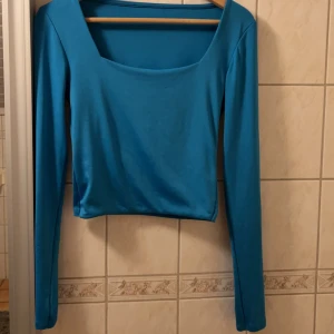 Blå Magtröja  - En blå magtröja, skönt material. Använt fåtal gånger, fint skick. Pris kan diskuteras 💗 !! Tryck INTE på köp nu skriv privat till mig om du vill köpa!!