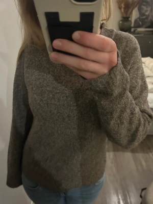 Tröja vero moda  - Populär tröja från vero moda i ganska bra skick men dock lite nopprig därav priset❤️