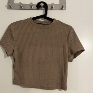 Crop top  - Crop top, mycket fin, aldrig använd, bort klippt lapp. Hör gärna av er om ni har frågor eller tycker något är oklart, pris går alltid att diskutera❤️
