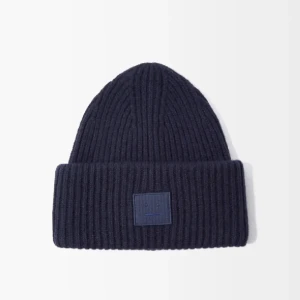 Acne mössa - Säljer denna i jötte bra skick! Finns inga tydliga tecken på anvöndning. Säljer då jag vill ha en ny😊😊💋