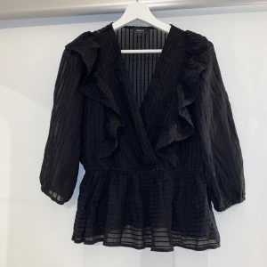 Blus.  - Jättesöt blus. Aldrig kommit till användning tyvärr.🖤