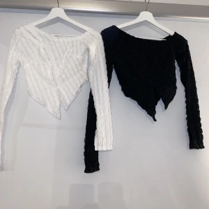 Toppar.  - Två söta festliga toppar. Säljer båda tillsammans om man skulle vilja ha båda färger annars går det att bara köpa en utav dem. Endast testat.🤍🖤