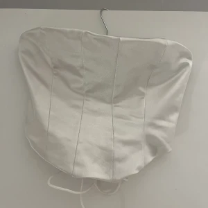 Korsett - Vit korsett topp i satin med snörning i ryggen. Använd 1 gång