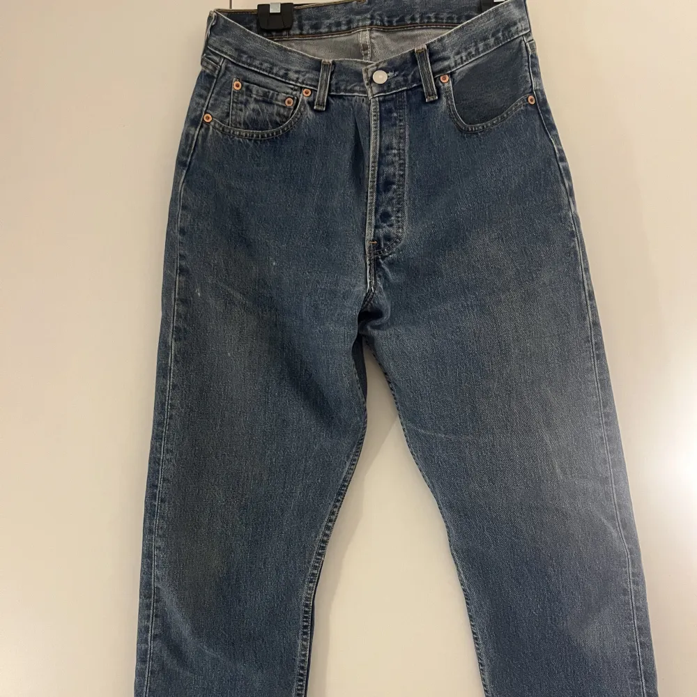 Vintage mörkblå Levis jeans. Är ganska stora i storlek skulle säga att dom passar stl 40 eller om man vill ha dom oversize. Jeans & Byxor.
