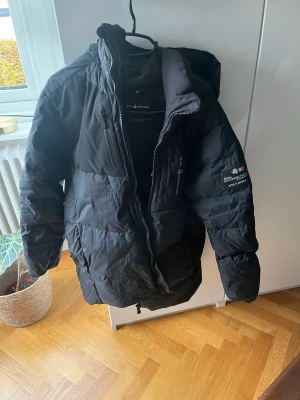 Sail racing jacka  - Säljer min jacka då den är för liten. Använd 1 säsong och köpt för 3000kr cond 8/10