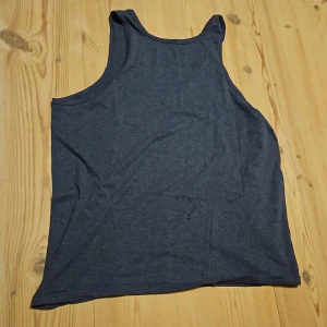 Tanktop - Blå tanktop. Oversized och snygg att stoppa in i byxorna. Står ingen storlek men gissar på runt M