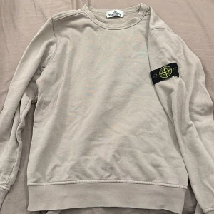 Stone island junior  - Säljer nu min stone island tröja då jag har växt ur den ,köpte den förra året på nk i Stockholm för 1300kr så den är äkta 