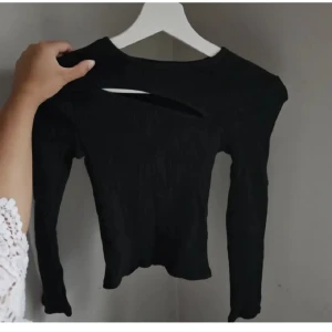 cut-out top - topp jag köpt här på plick som tyvärr va för liten 🩷 lånad bild från tjejen jag köpte den av