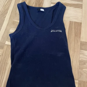 Mörkblå topp - Mörkblå sommar topp. Passar allt. Säljer billigt