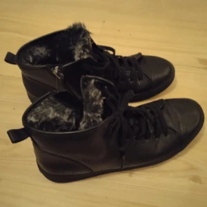 Fodrade calvin klein skor - Härligaste fodringen!! Storleken syns inte men skulle tippa på 39.. Använt men helt ok skick :)