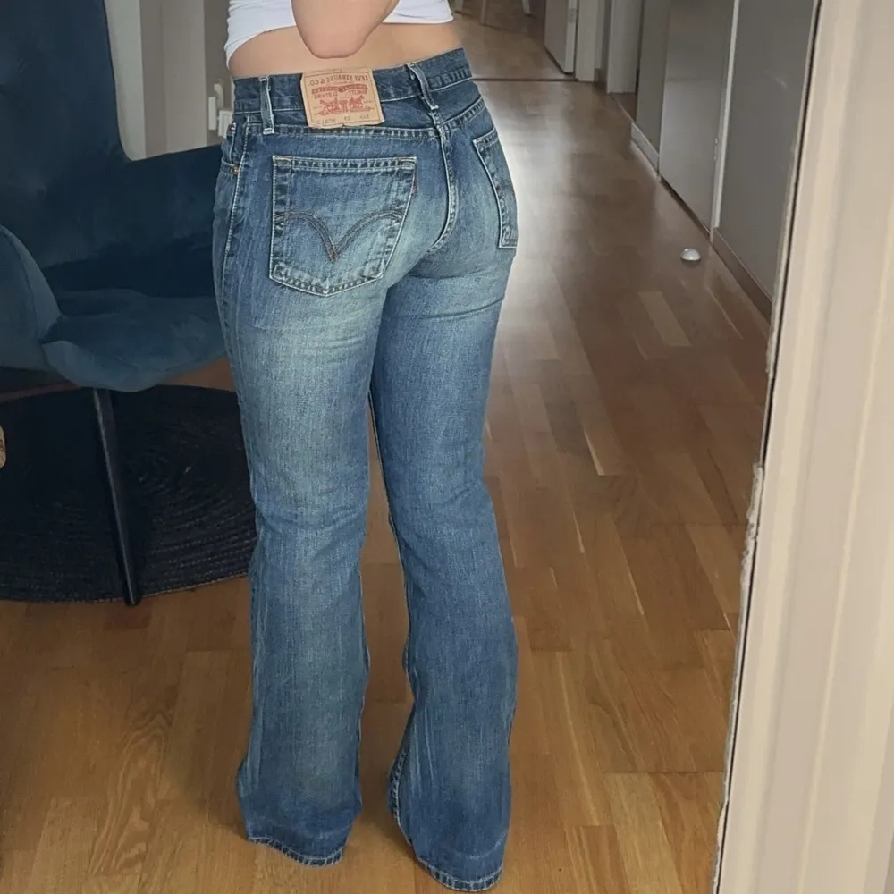 Säljer dessa super snygga jeans från Levis. De är storlek 28 i midjan men känns mindre. midjemått 38 cm rakt över💓. Jeans & Byxor.