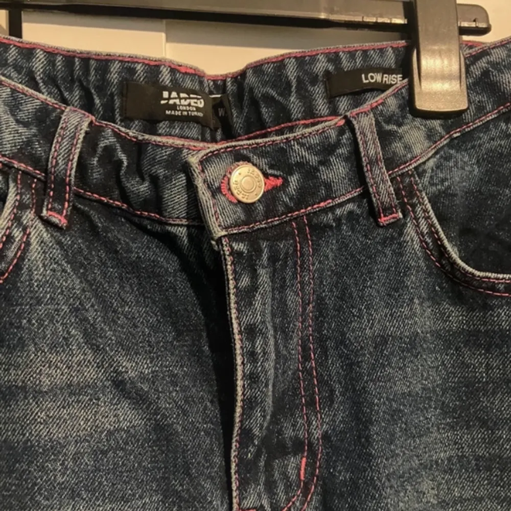 Världens finaste jaded london jeans! Lågmidjade och knappt använda för att de är för långa på mig :/ Storlek W28. Jeans & Byxor.