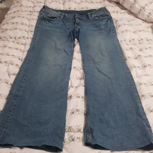 Jeans  - Jag säljer min fin low waist bootcut jeans som jag köpte från H&M storlek 42 divided. Den är i väldigt bra skick. Köparen står för frakt.