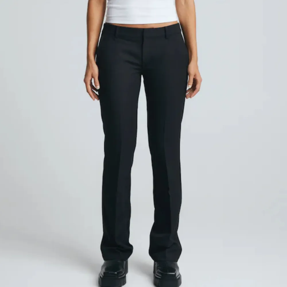 Svarta lågmidjade kostymbyxor från bikbok, säljer då dom inte kommer till andvändning längre💗. Jeans & Byxor.