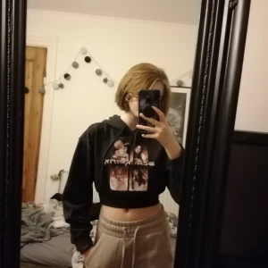 Blackpink hoodie - Blackpink croppad hoodie i storlek xs. Super snygg och bekväm. (skriv om du är intresserad, priset kan diskuteras