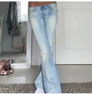 Lågmidjade jeans - (Lånade bilder) skitsnygga lowwaist jeans i jättefint skick❤️Innerbenslängen är 80 cm och midjemåttet är 36 cm💓