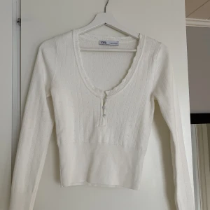 Topp från Zara - Gullig vit topp från Zara, testad på men aldrig använd.