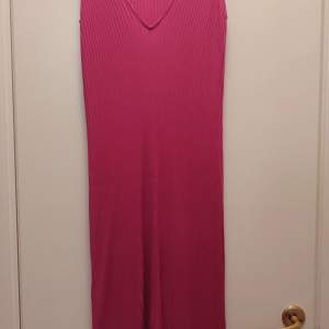 Nicest fucsia color. Summer dress casual or not  in good condition. 