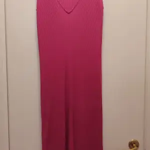 Nicest fucsia color. Summer dress casual or not  in good condition. 