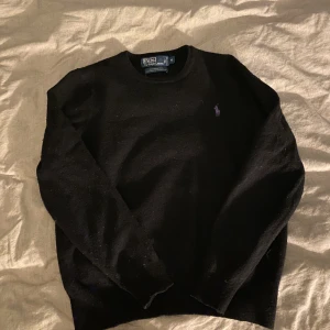 Ralph lauren svart stickad tröja - De här är en svart stickat Ralph lauren tröja som jag köpte för 1600kr säljer den för att den har krympt lite i tvätten och den inte passar mig längre💗. Storleken är M men skulle säga att den passar xs-s🥰 tröjan kliar inte alls☺️ skriv om du är intresserad