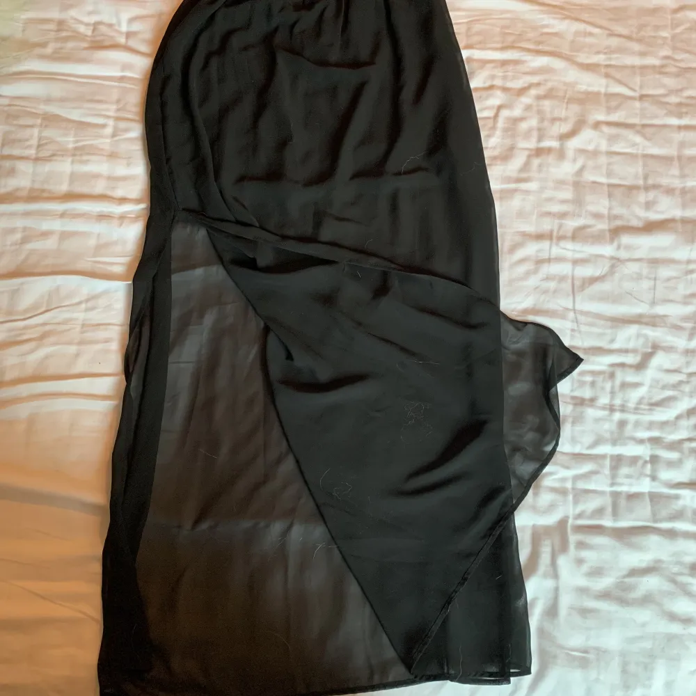Super fin svart långkjol!  Med slits på båda sidorna och kortare kjol under till. Kontakta för fler bilder. Kjolar.