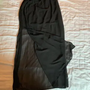 Super fin svart långkjol!  Med slits på båda sidorna och kortare kjol under till. Kontakta för fler bilder