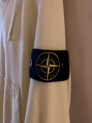 Stone Island luvtröja  - Anvönd sparsamt , nypris 2299 kr , limefärgad / ljust grön / ljust gul 