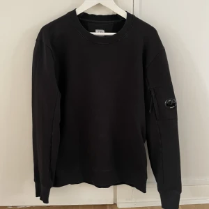 C.P. Company kofta - Säljer min cp Company kofta då den inte passar längre, om jag missat någon viktig info är det bara att skriva.