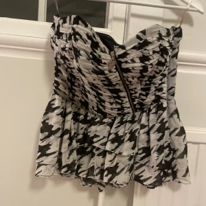 Korsett topp  - Så fin korsett top! Drag kedja på sidan! 