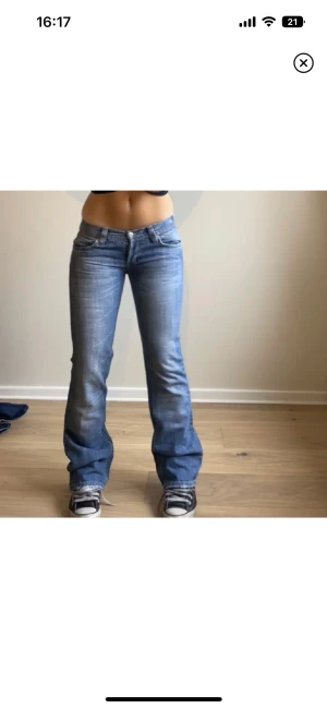Lågmidjade Vintage Armani jeans  - Jättesnygga jeans från Armani som är lågmidjade och bootcut. Midjemåttet är 80 cm och innerbenslängden är 83 cm. Nypris på Armani jeans ligger på mellan 2500 - 3000💗
