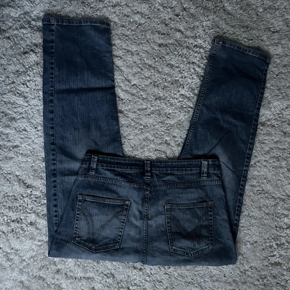 Mörkblå jeans, midwaist regular fit. Från CareOfCarl, köpte för 2699kr.. Jeans & Byxor.