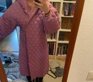 American vintage jacka  - Helt ny American vintage vinterjacka/puffjacka Mörk Rosa/lila Nytt pris 3000:-  Mitt pris 2000:- Xs/s