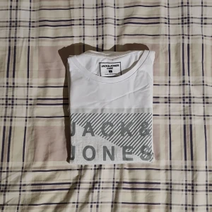 Jack & Jones T-shirt vit  - Aldrig använd, hoppas någon annan kan ha glädje av den... Den är i superfint skick!