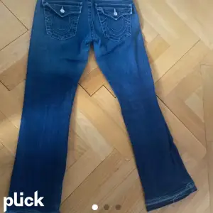 Säljer jätte snygga bootcut Lågmidjade true religon jeans som är för korta, skulle passa någon som är ca 160-165 lång 💕 lägger upp igen