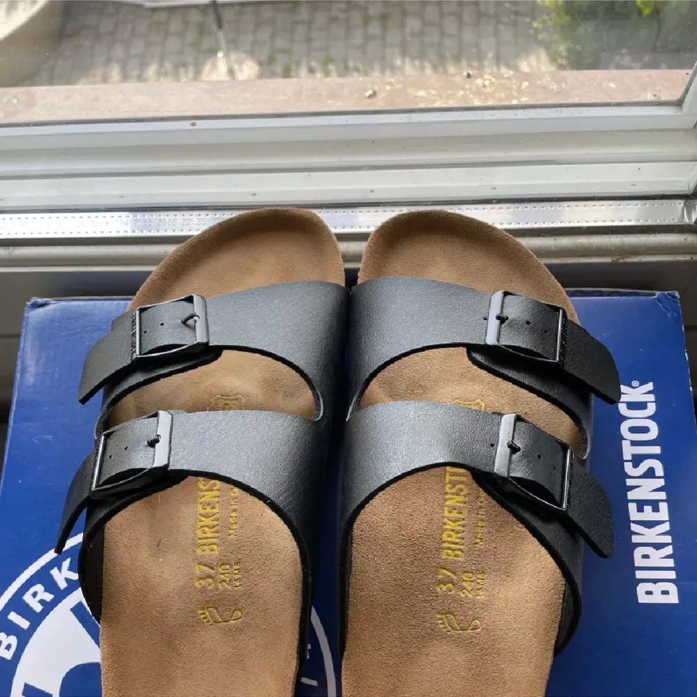 Helt nya Birkenstock Arizona. Box medföljer och säljer då de är för små.. Skor.